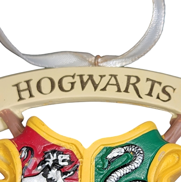 Hallmark Harry Potter Hogwarts Banner Over Crest 3-D Ornament 3.25"X2.75"0.75" - Picture 7 of 8